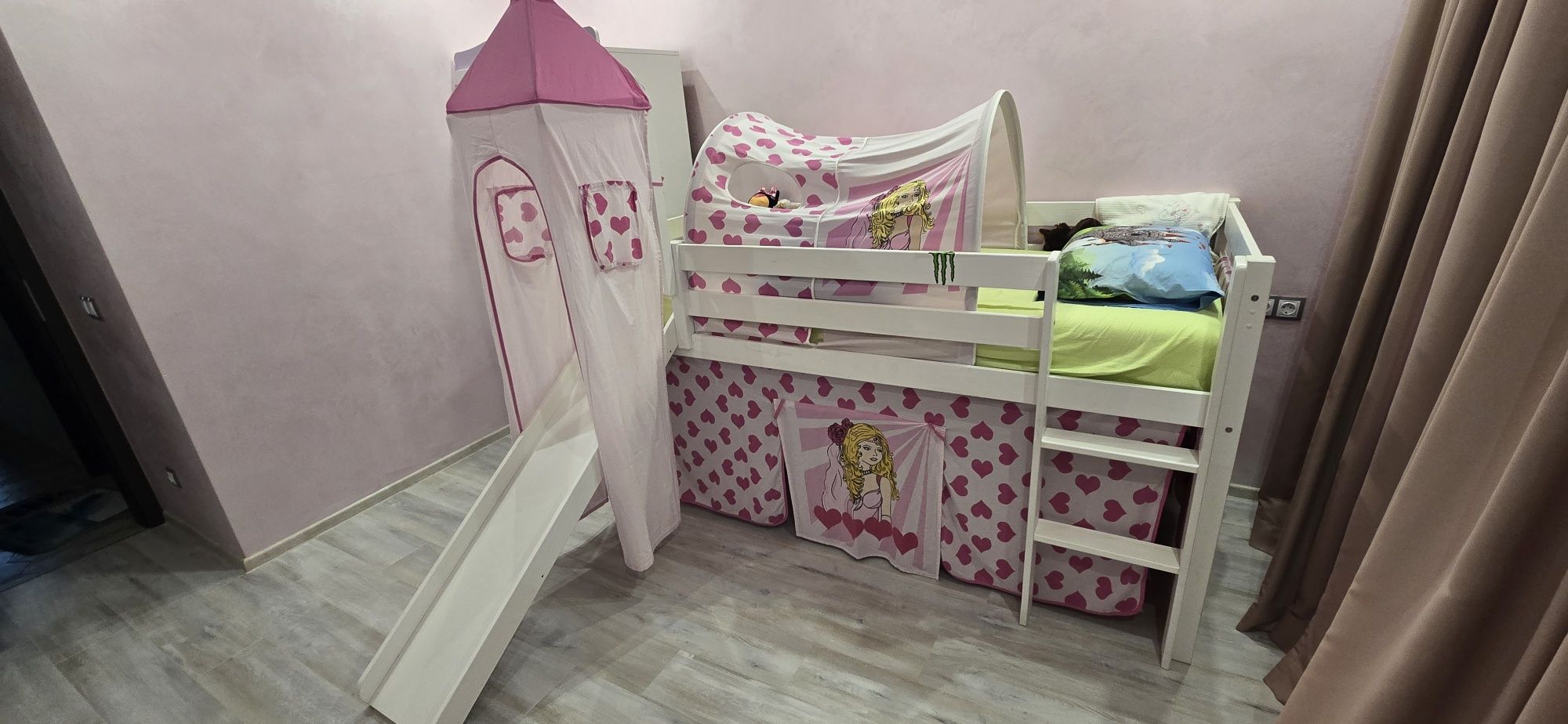 Детскта стая с легло с пързалка, гардероб и хомот