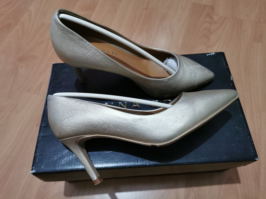 Vând pantofi Anna Cori 

Vând pantofi eleganti dama cu toc de ina