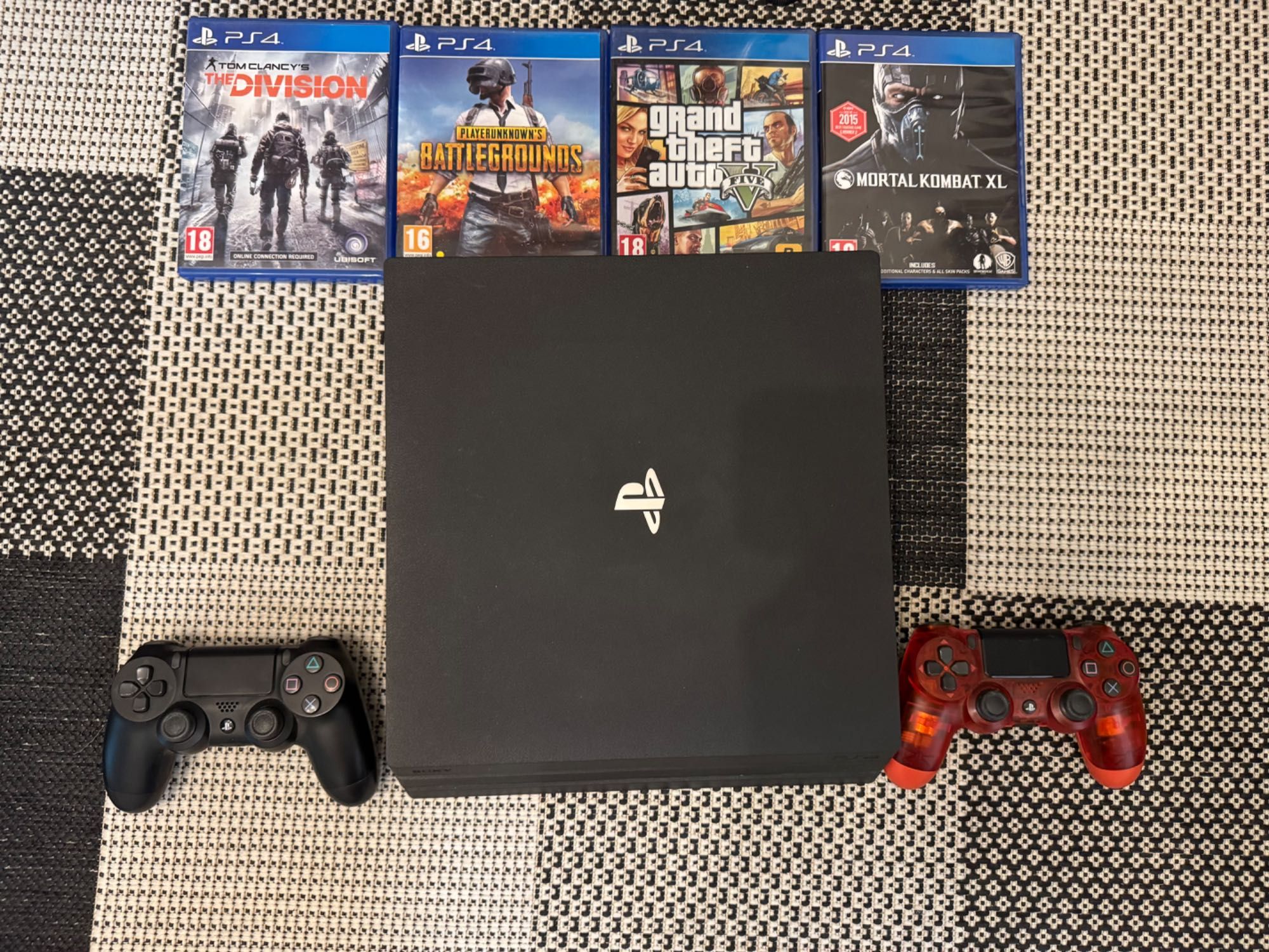 PlayStation PRO 1TB 2 Controllers + games
