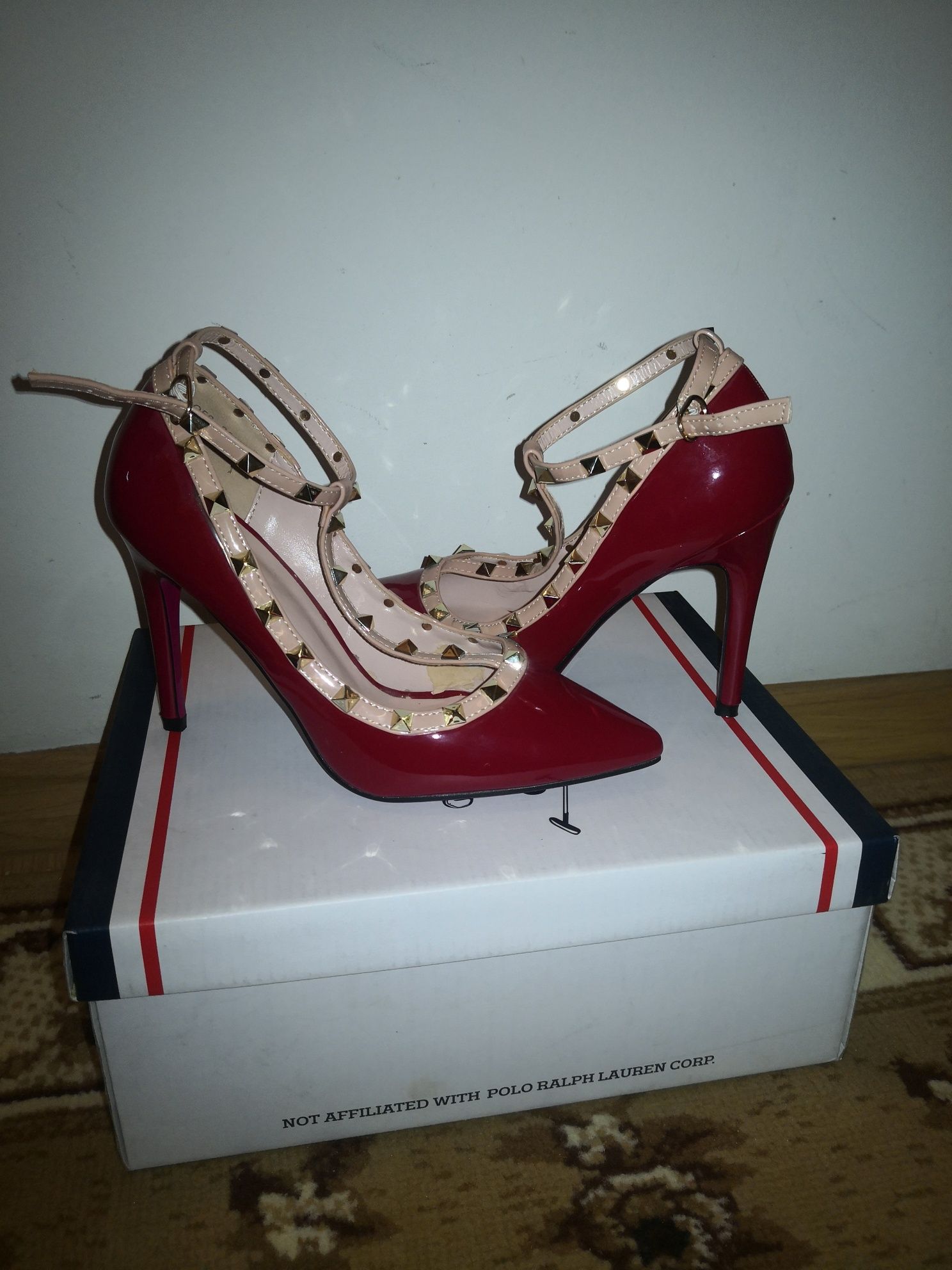 Pantofi stiletto