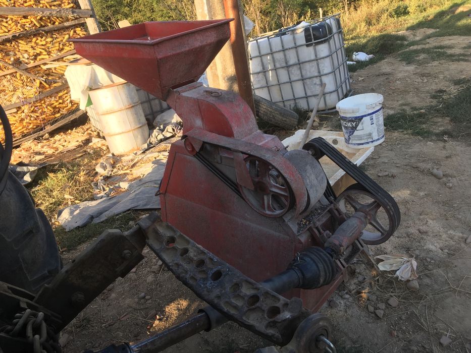 Vând moara acționată de tractor