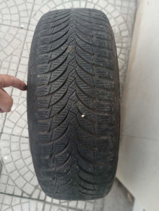 Продавам почти нови зимни гуми 205/65/15 с джанти 4/108 с вът отв 65,1
