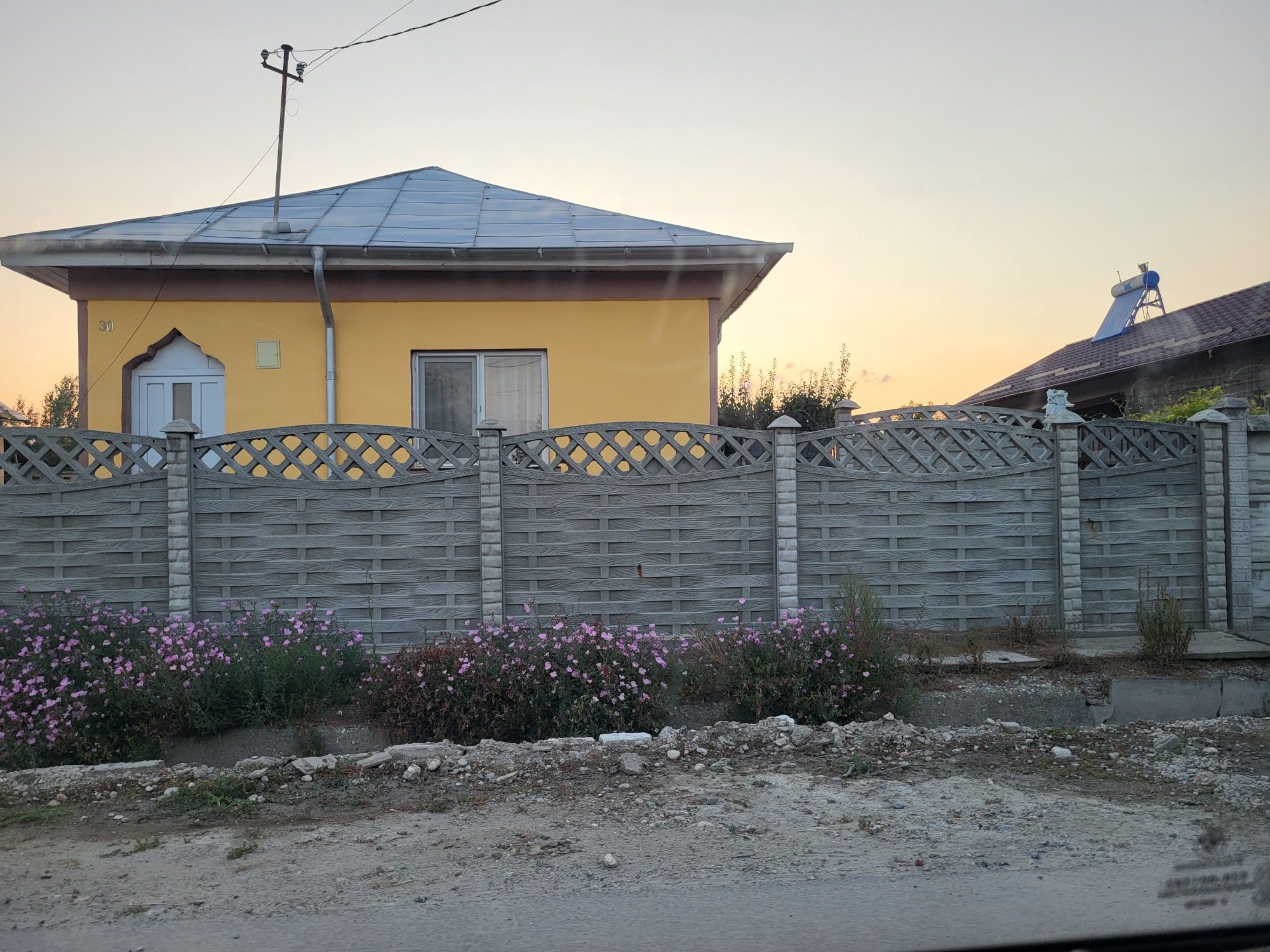 Gard din placi beton armat și vibrat spalier cișmea capace gard pitici