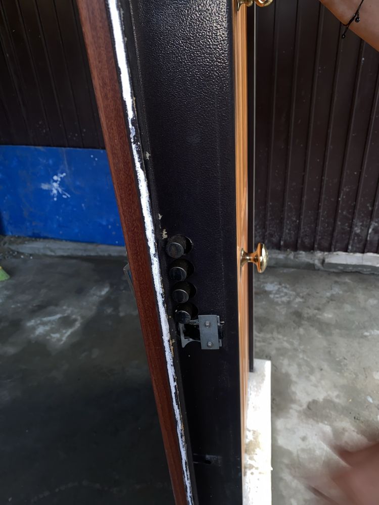 Ușă de exterior blindata cu cadru metalic, efect lemn masiv