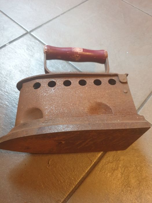 Fer de calcat foarte vechi