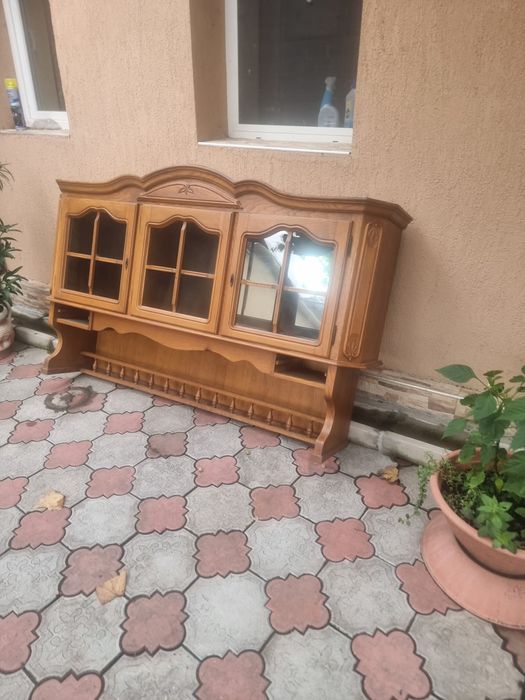 Mobilă secand dulap vitrina ce se vede în poze.din lemn .