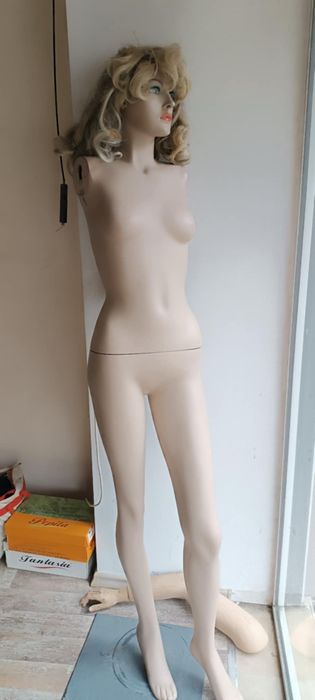 Продавам манекени