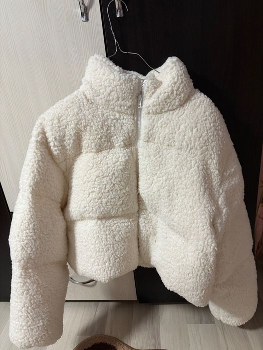 Geaca albă blănoasă