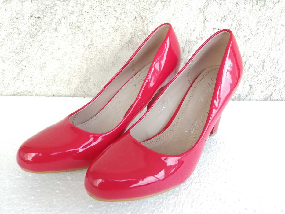 Vand pantofi dama, cu toc, din piele lacuita, masura 38.