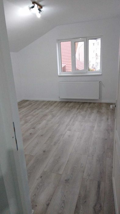 Închiriez mansardă cu 3 camere, 2 băi, un hol și o terasă