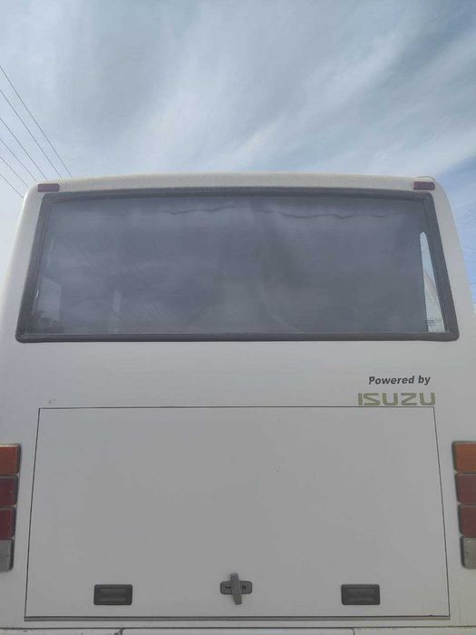 Isuzu Avtobus HC40 sotiladi 2016 yil rangi oq gazi bor