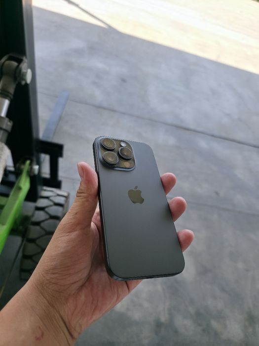 IPhone 15 pro black titanium