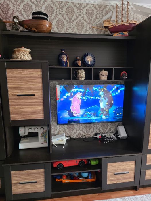 стол 2 метр и 6 орындықпен и шифонер