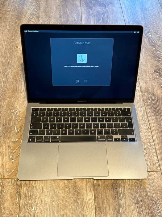 Laptop Mac Air M1, 13.3 inches, impecabil