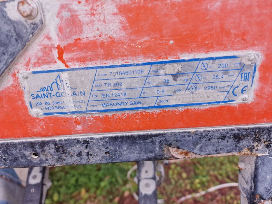 Vand urgent masina de taiat pe apa