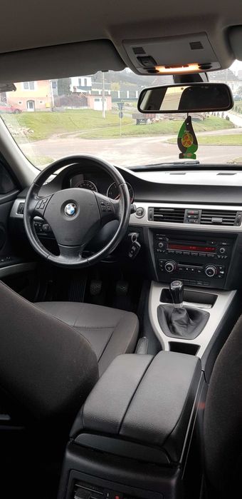 Bmw 318 an 2010 .