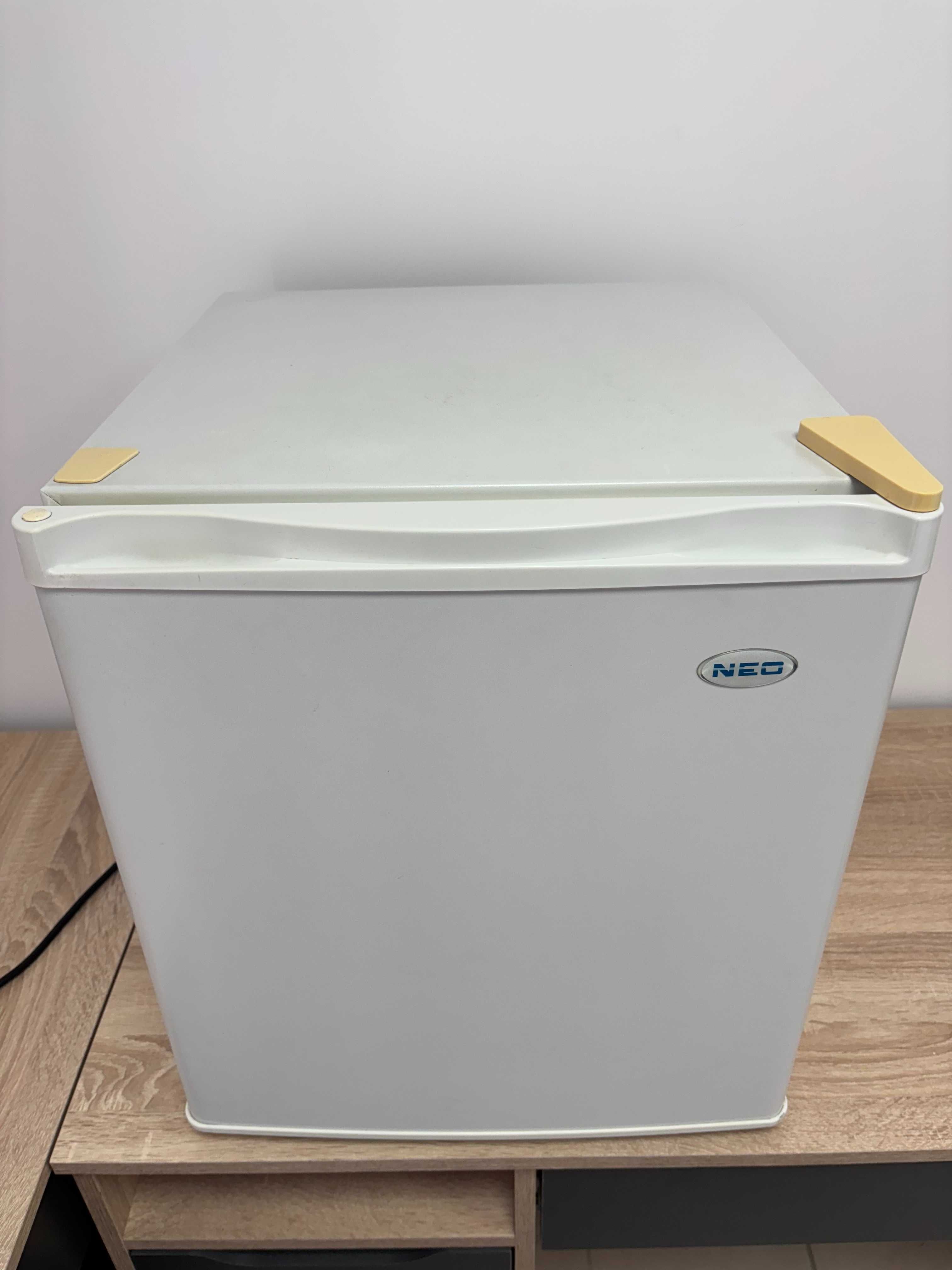 Минибар NEO Refrigerator BC-50, вместимост 50л, с вътрешна камера