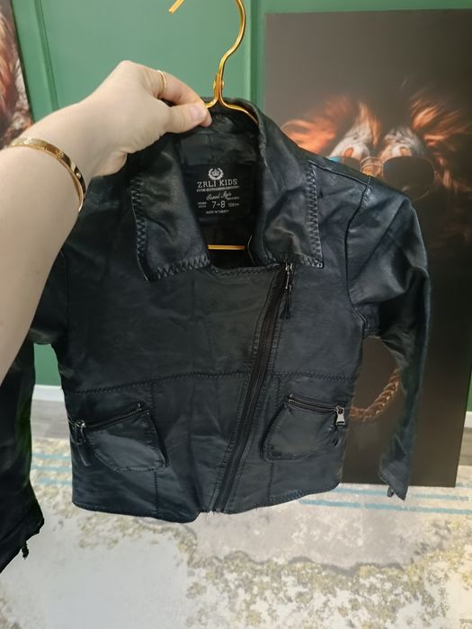 Продам детскую куртку кожа
