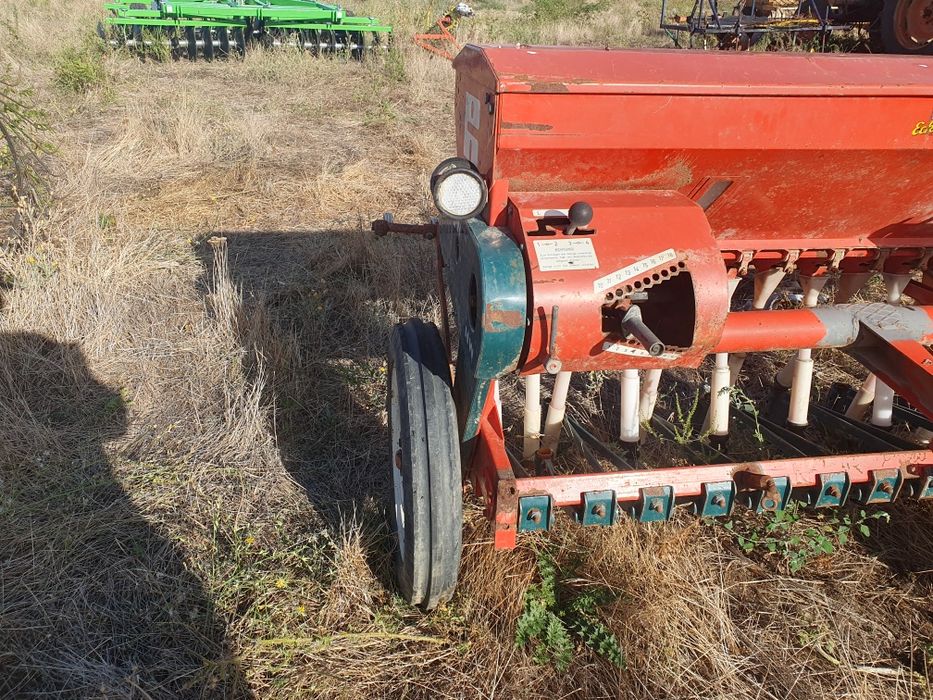 Semănătoare grâu orz ovăz și lucernă