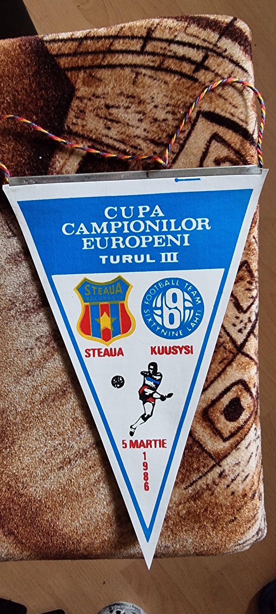 Vând 2 fanioane cu Steaua București din 1986