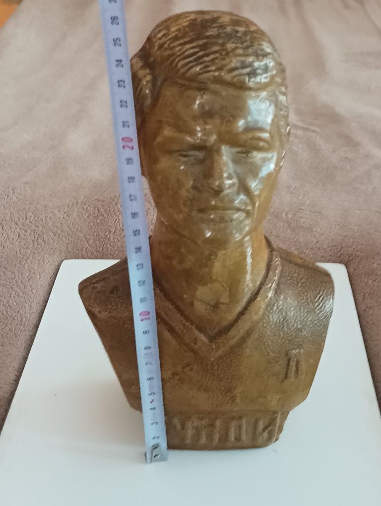 Стар бюст на Гунди.