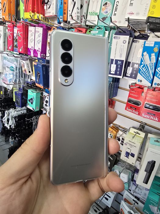 Z Fold 3. Ideal holatda 512GB.