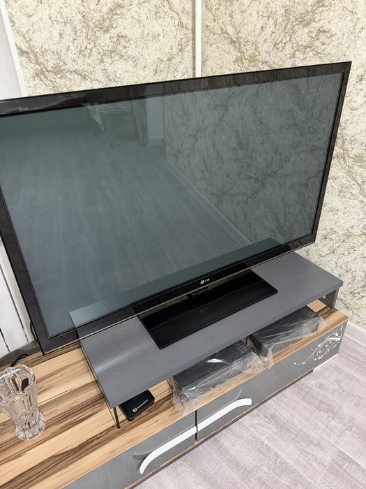 Телевизор LG цветной диогональ незнаю, но не маленький