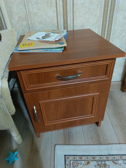 Кровать две тумбы и тумба с зеркалом