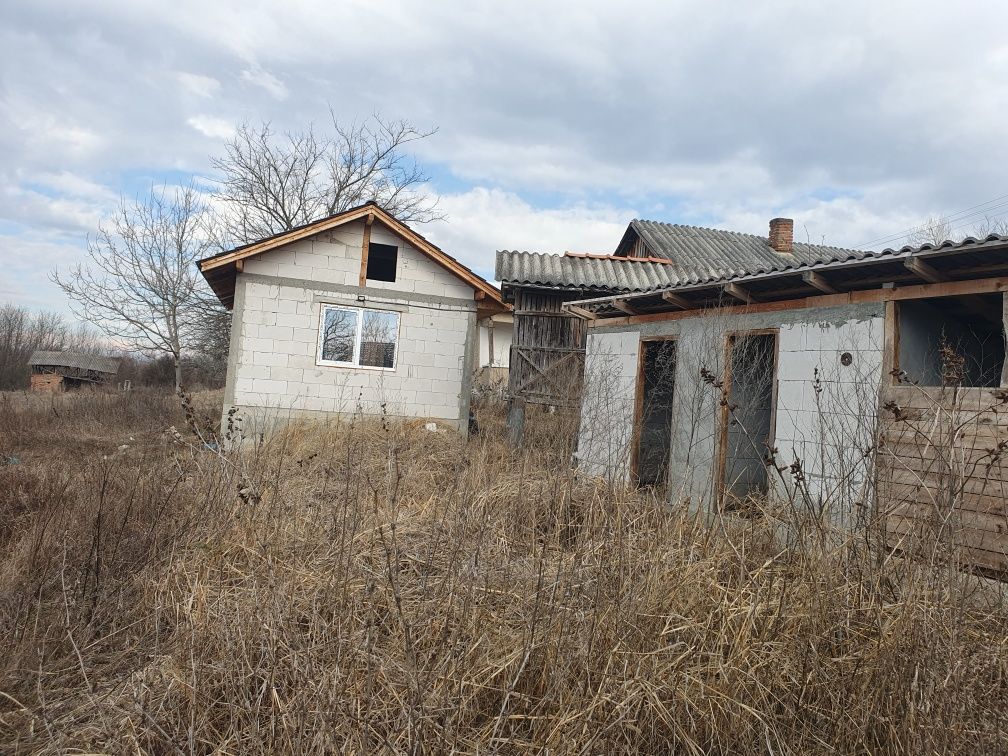 Vând casa bătrânesca