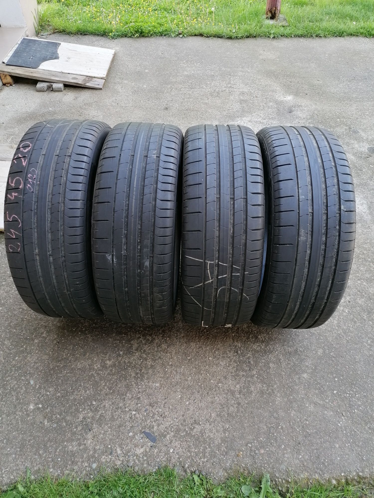 Vând 4 anvelope vară pirelli 245.45.20