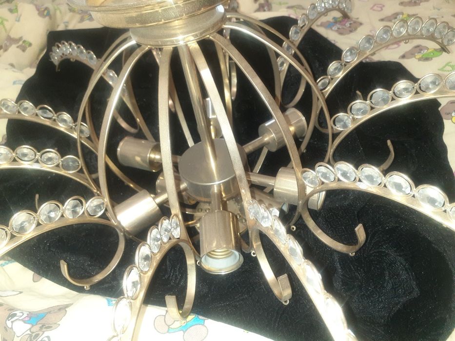 Люстра для зала или спальни.