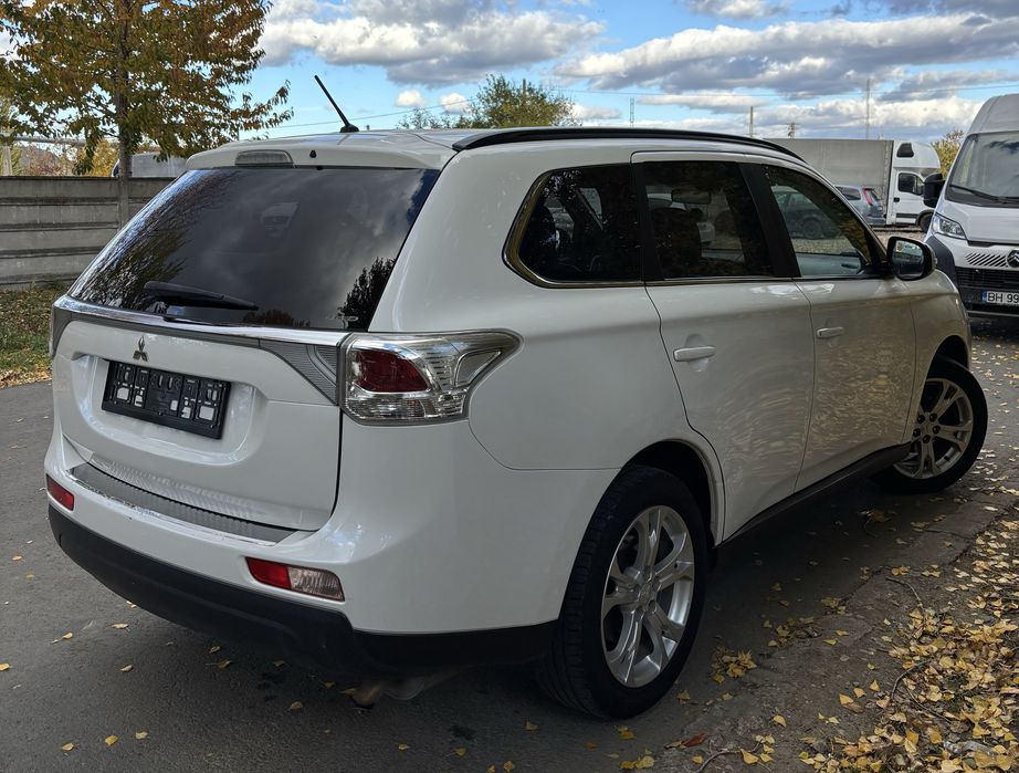 Mitsubishi Outlander 2013 4X4 7 Locuri Euro 5 Alb Perlat Camera Navi