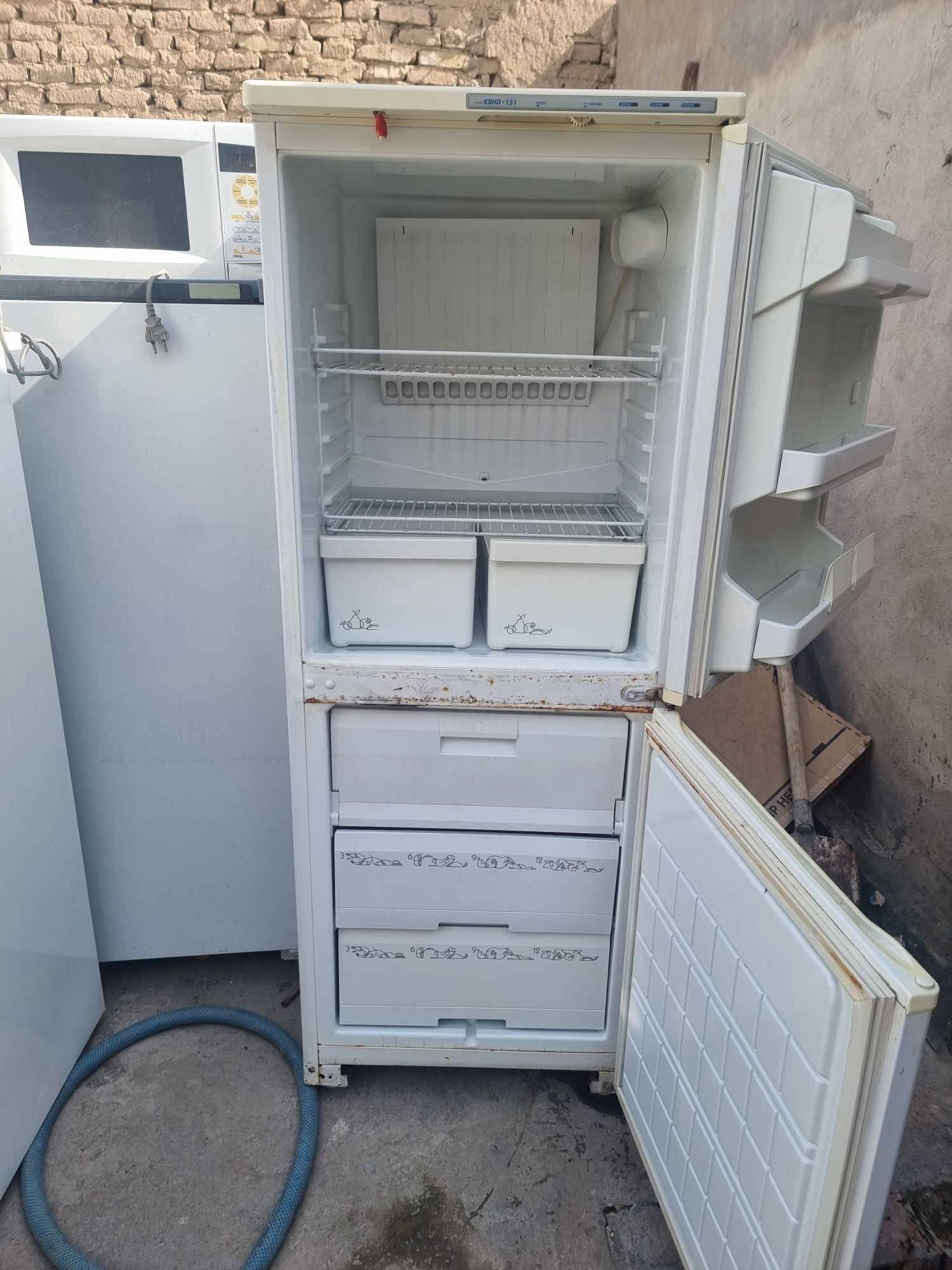 Срочно продам холодельник атлант год гарантия   го
