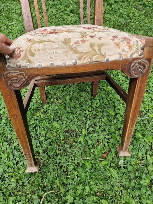 Scaune de lemn cu piele, vechi, tapițate