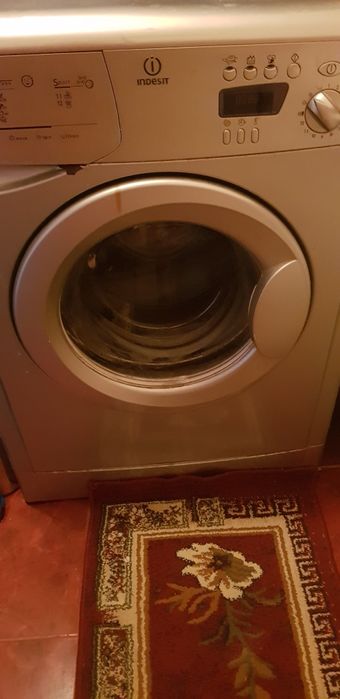 Стиральная машина Индезит б.у.не работает,можно на запчасти,5тт