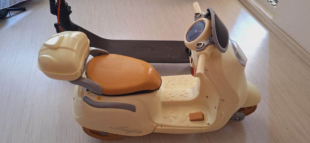 Vand mașinuța electica