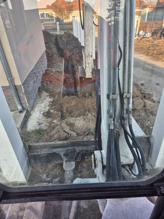 Inchiriez/Execut lucrări cu miniexcavator de 5 tone.