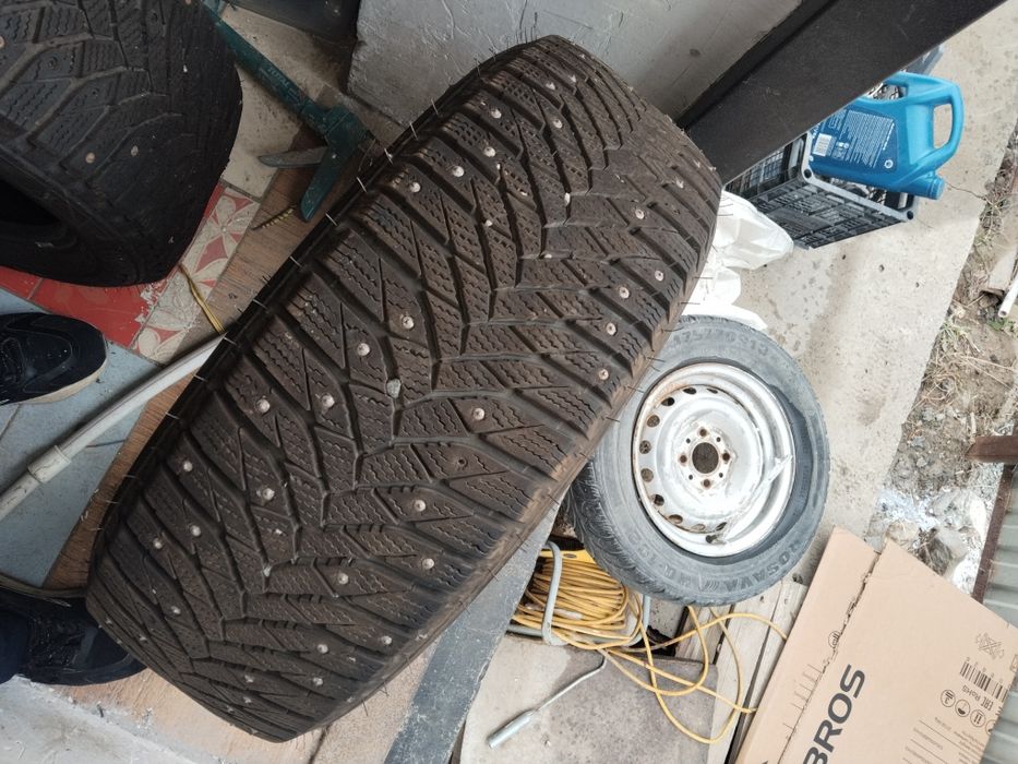 Зимний шина 215.55.R17продаю