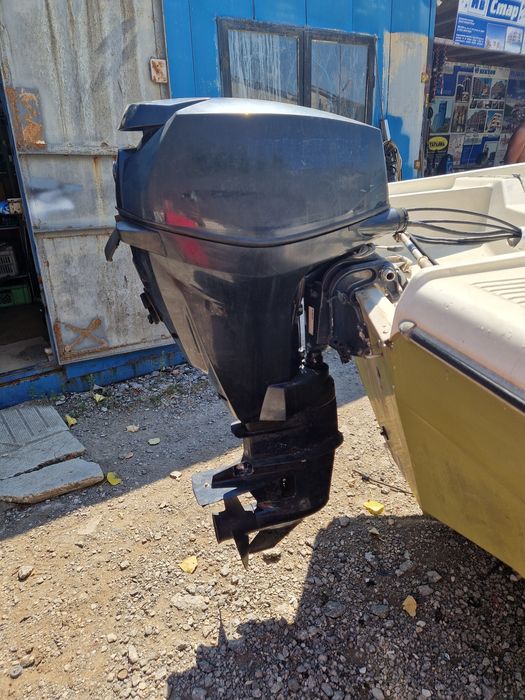 Моторна лодка с двигател и колесар