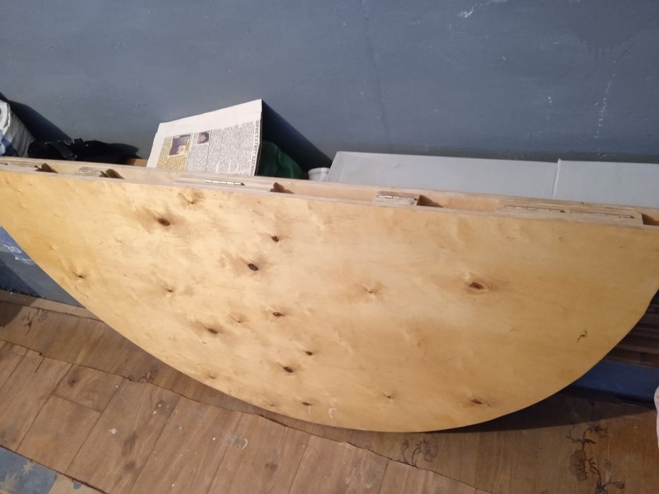 Продам круглый стол ,низкий сборный на 10-12 челвек