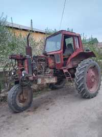 traktor mtz 80.  .
