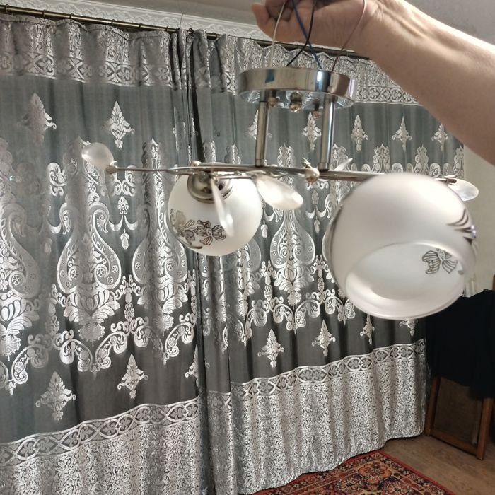 Продаю люстру двухрожковую