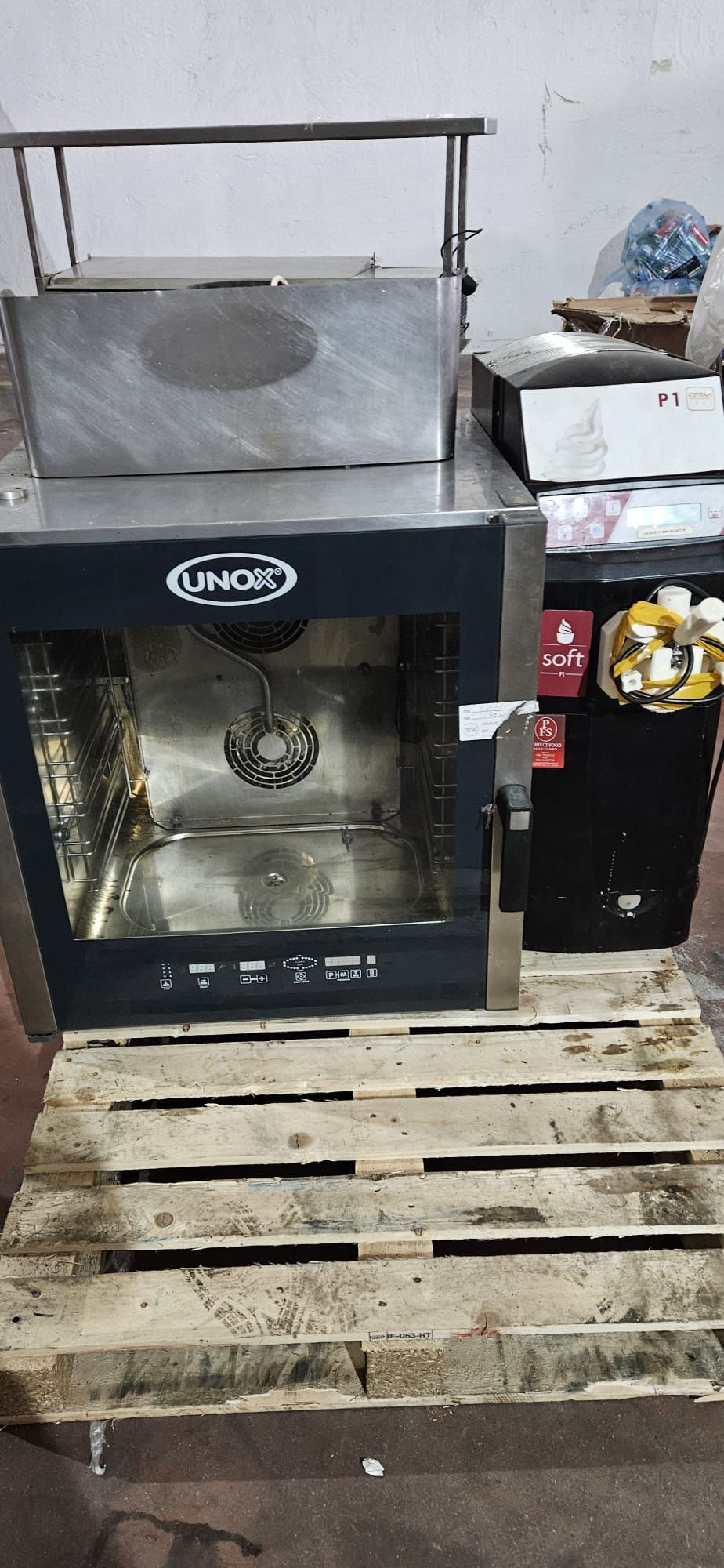 Frigider inox și cuptor, mese calde, mese reci, tăvi inox
