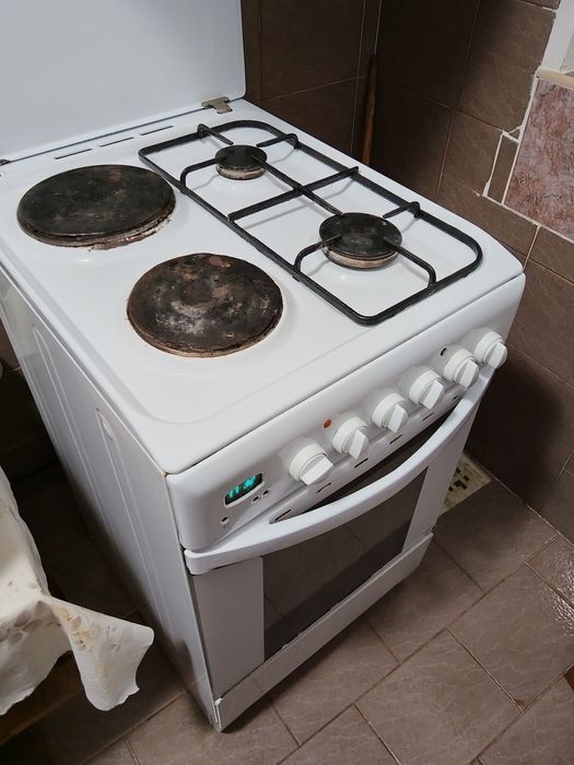 Готварска печка с фурна с котлони на газ  индезит.