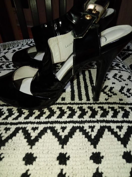 Обувки на висок ток