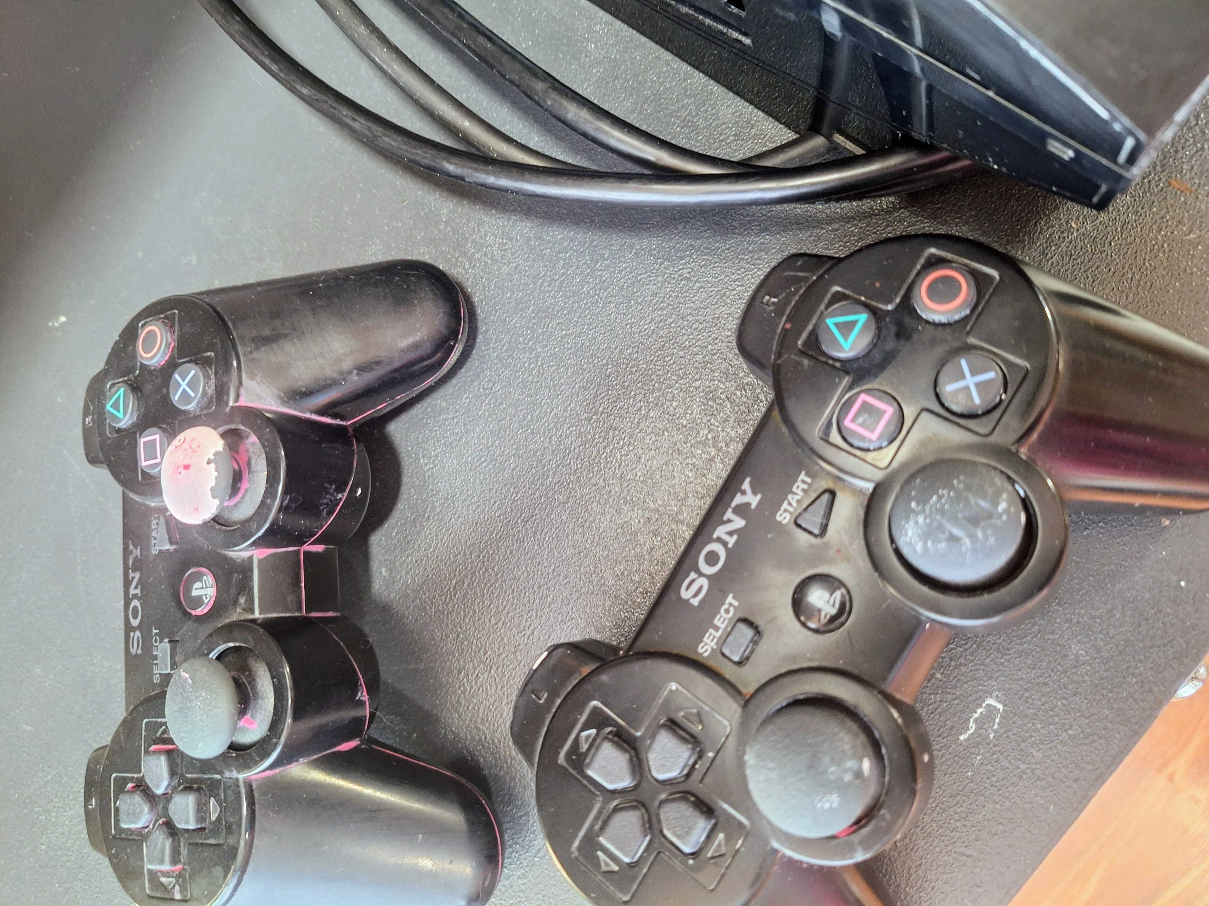 PS3 конзола, два контролера и три игри