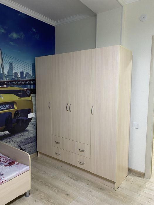 Комплект мебели: две подростковые кровати и шкаф для одежды.