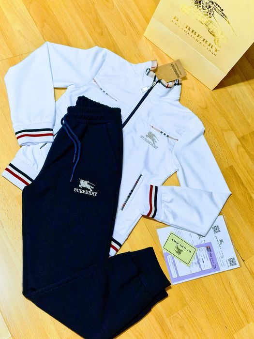 Trening Burbbery,new collection,logo brodat,saculet inclus, etichetă