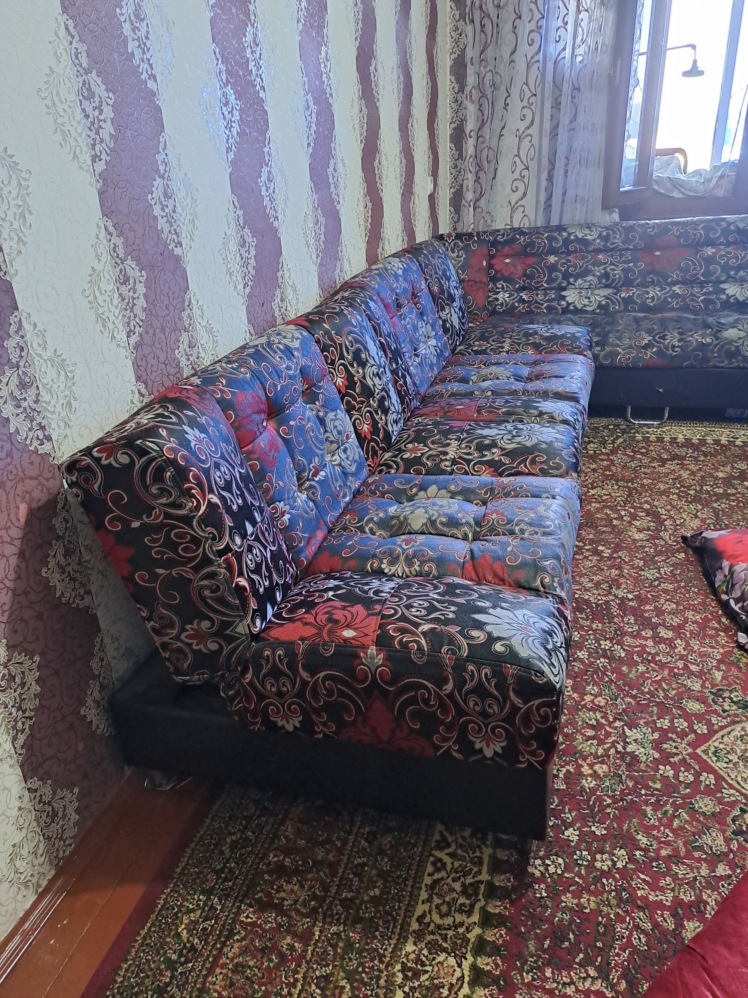Divan,2ta kreslo sotiladi. Yotkizilib spalniy qilsa boladi.