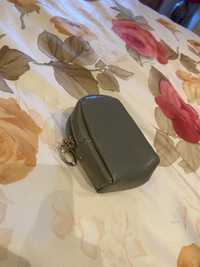 Малка чантичка в сив цвят